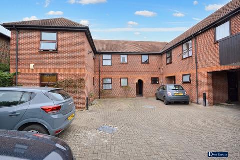 Richmond Road, Romford, RM1 1 bed flat for sale