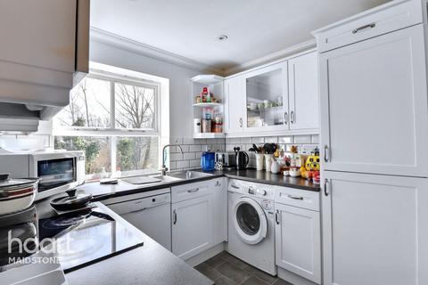 River Bank Close, Maidstone 2 bed apartment for sale