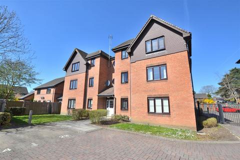 Whetstone Road, Farnborough GU14 2 bed flat for sale