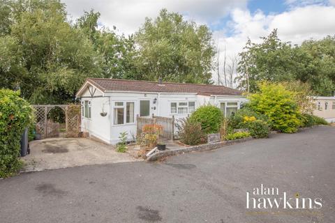 Bungalow Caravan Park, Bradenstoke SN15 2 bed park home for sale