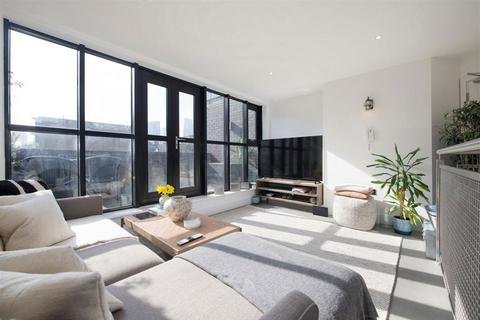 Quaker Street, London E1 2 bed flat for sale