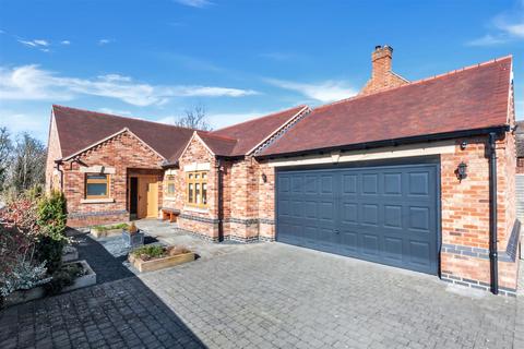 Greenhill, Evesham 3 bed detached bungalow for sale
