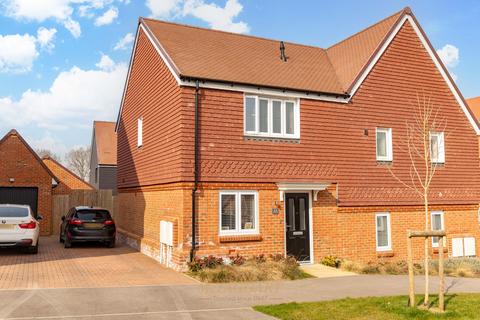 Butlers Way, East Grinstead RH19 2 bed semi