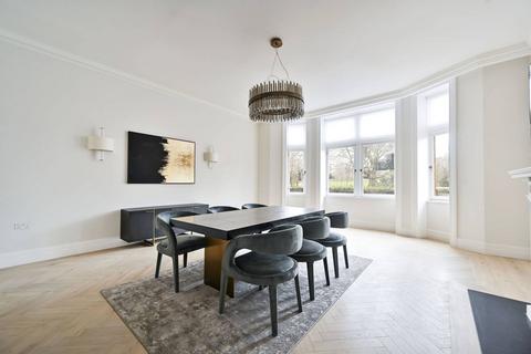 Kensington Road, Kensington, London, W8 2 bed flat for sale