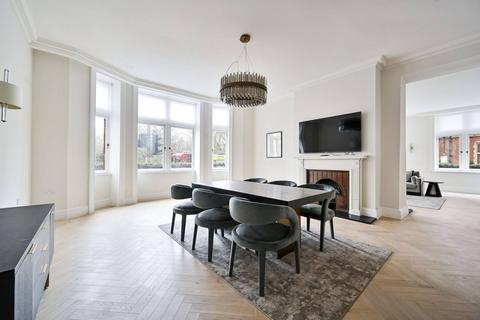 Kensington Road, Kensington, London, W8 2 bed flat for sale