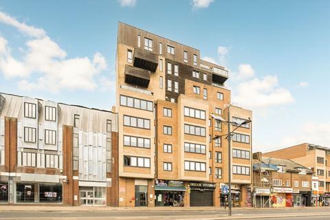 High Street, Hounslow TW3 2 bed flat for sale