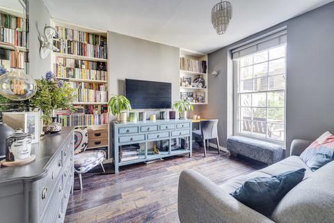 North Gower Street, Euston, London, NW1 2 bed ground floor maisonette for sale