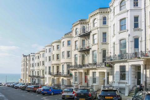 Chesham Place, Brighton, BN2 2 bed flat for sale