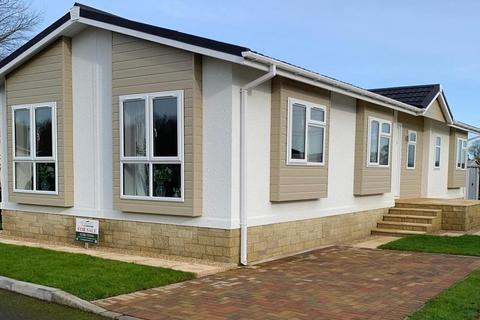Cheltenham Road, Evesham WR11 2 bed park home for sale
