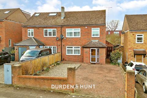 The Broadway, Loughton, IG10 3 bed semi