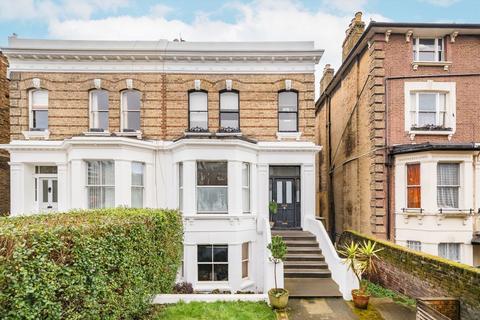 Uxbridge Road, London W12 2 bed flat for sale