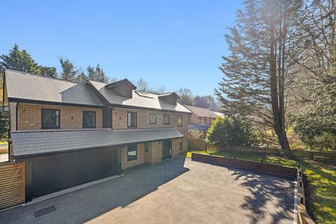 Welcomes Road, Kenley CR8 6 bed detached house for sale
