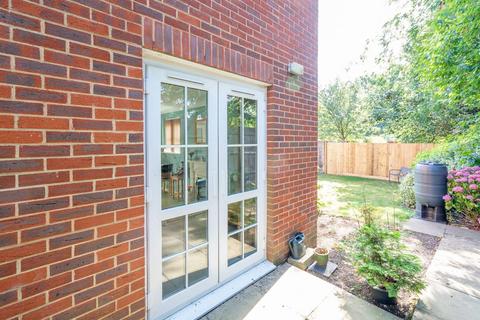 Holtsmere Close, Watford, WD25 1 bed flat for sale