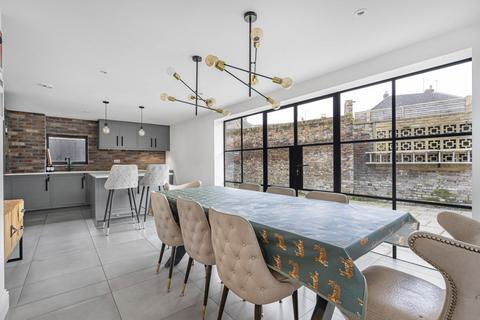 5 bedroom end of terrace house for sale