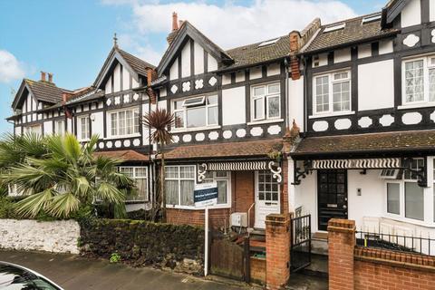 Highlands Avenue, London W3 2 bed flat for sale