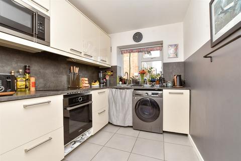 Tupwood Lane, Caterham, Surrey 2 bed ground floor flat for sale