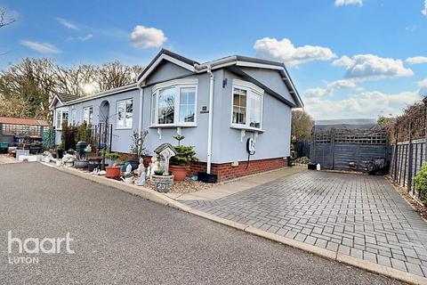 Collins Wood Park, Caddington 2 bed detached bungalow for sale