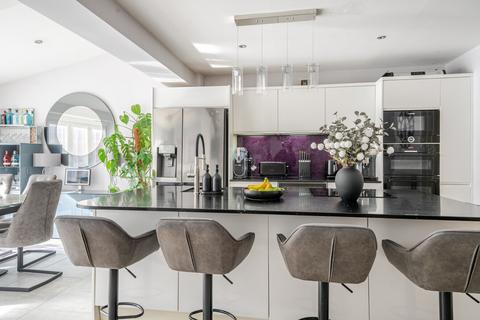 Kingsley Square, Fleet, Hampshire 6 bed detached house for sale
