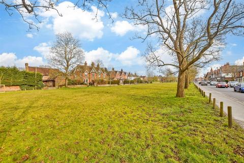 St. James's Place, Cranleigh, Surrey 1 bed flat for sale