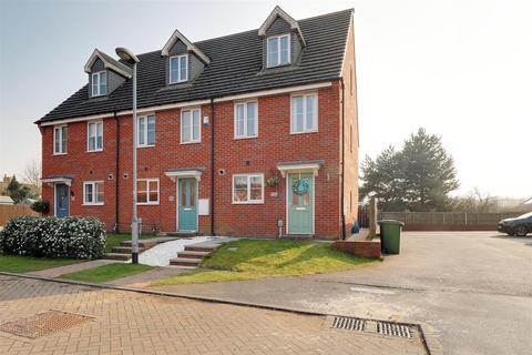 Kingscroft Drive, Brough 3 bed townhouse for sale