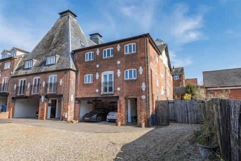 8 Station Yard, Hadleigh 5 bed townhouse for sale