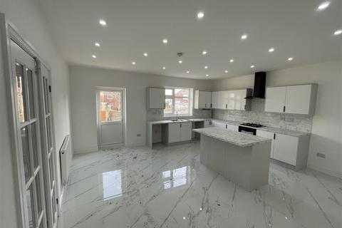 Cleveleys Avenue, Leicester 4 bed semi