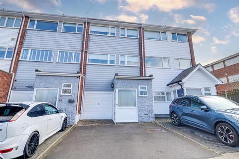 Carlton Drive, Benfleet SS7 4 bed terraced house for sale