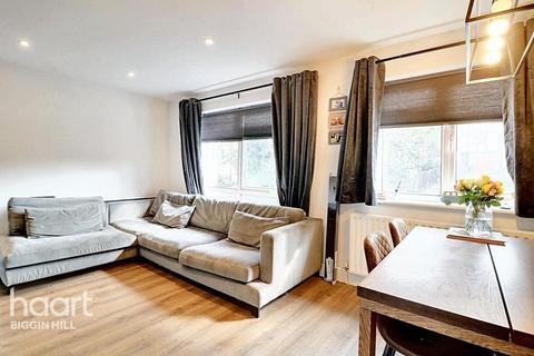 Roundway, Biggin Hill 3 bed maisonette for sale