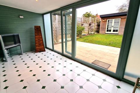 Derwent Avenue, East Barnet EN4 2 bed semi