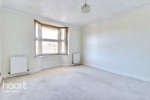 Robin Crescent Beckton, London 2 bed apartment for sale