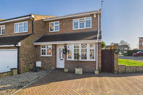 Woodside, Cheshunt 3 bed end of terrace house for sale