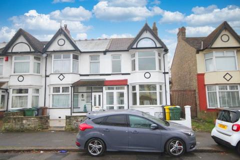 Hampton Road, Chingford E4 3 bed end of terrace house for sale