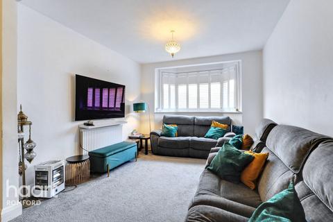 Lessington Avenue, Romford, RM7 9EB 4 bed semi