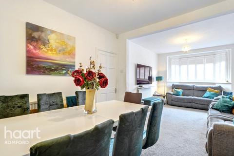 Lessington Avenue, Romford, RM7 9EB 4 bed semi