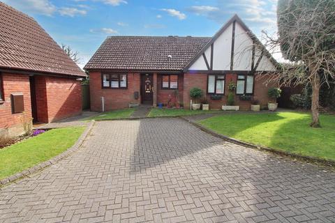 Holmer Place, Holmer Green HP15 2 bed semi