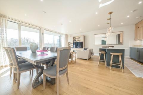 Colonial Drive, London W4 3 bed flat for sale
