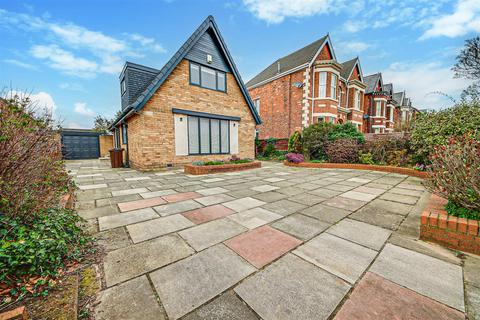 Liverpool Road, Southport PR8 3 bed detached house for sale