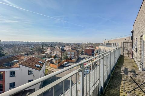Telford Road, London, N11 2 bed flat for sale