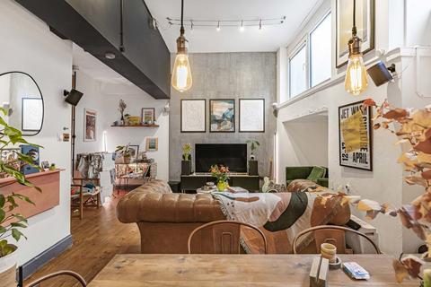 Bethnal Green Road, London, E2 2 bed apartment for sale