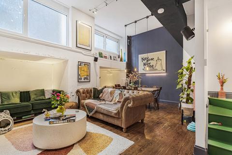 Bethnal Green Road, London, E2 2 bed apartment for sale