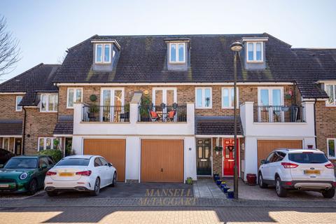 Argyll Court, Crawley RH11 3 bed townhouse for sale