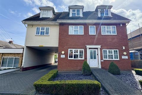 Daws Heath Road, Rayleigh 1 bed apartment for sale