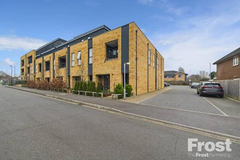 Southville Road, Feltham, TW14 3 bed apartment for sale