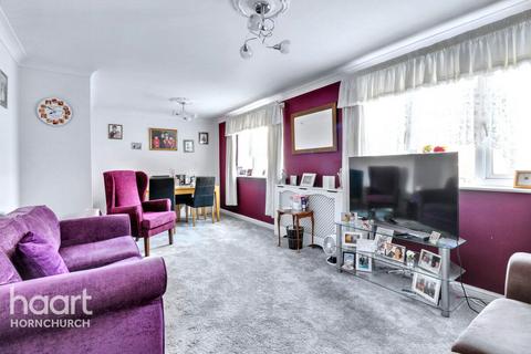 Woburn Avenue, Hornchurch 2 bed apartment for sale