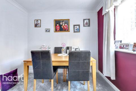 Woburn Avenue, Hornchurch 2 bed apartment for sale