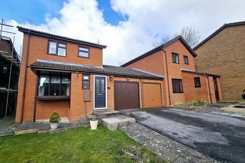 Highfield Court, Brackley 3 bed link detached house for sale