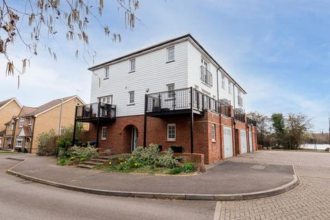 Lakeside Avenue, Faversham, ME13 4 bed end of terrace house for sale
