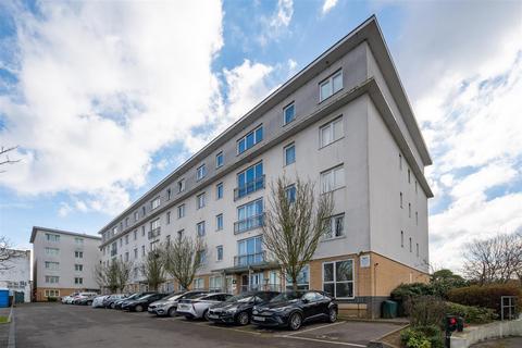 Canalside Gardens, Southall UB2 1 bed apartment for sale
