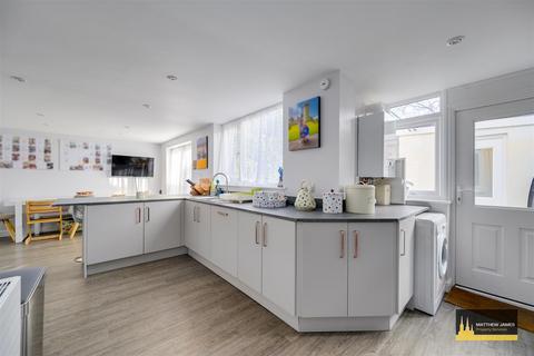 Stafford Close, Bedworth, Bulkington... 3 bed semi