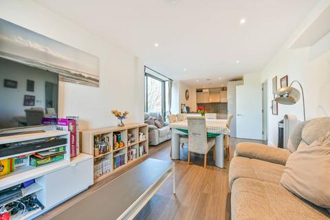 Frazer Nash Close, Isleworth, TW7 3 bed flat for sale